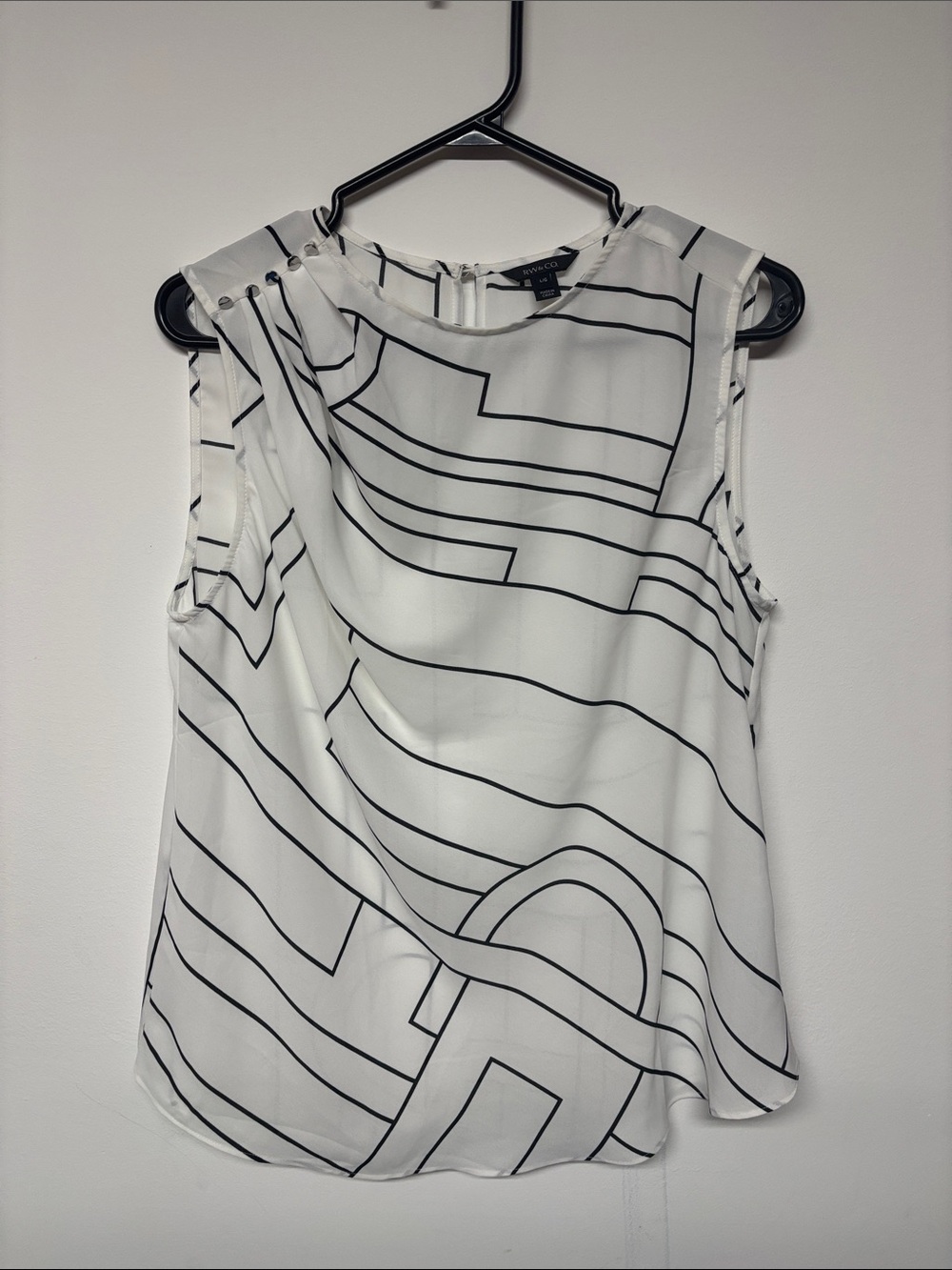 1. RW&Co Geoprint Sleeveless Blouse Sz L
